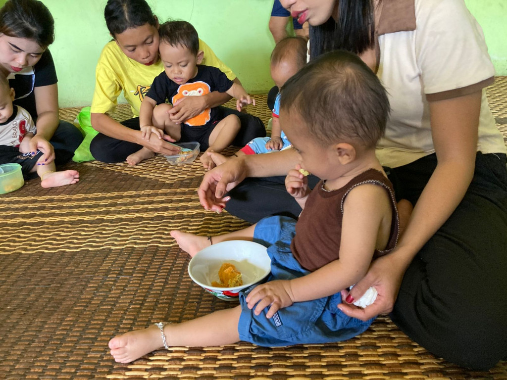 Anak risiko stunting menikmati menu makanan tambahan di PGD. Medcom.id/Renatha Swasty
