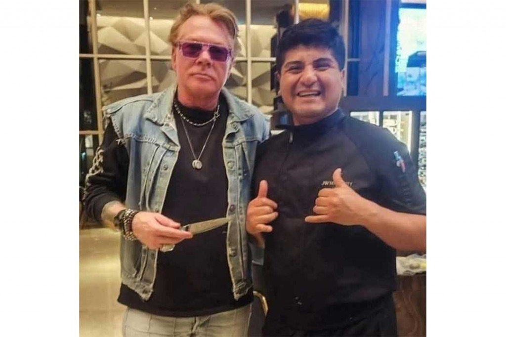 Richard Perez Cuzcano bersama Axl Rose (Foto: Facebook)