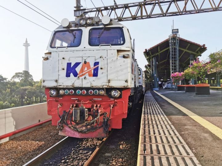 Viral Kondektur Imbau Penumpang Jaga Tumbler di Kereta Api