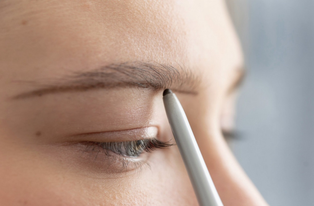 Pensil alis telah menjadi salah satu produk makeup wajib bagi banyak wanita yang ingin tampil rapi dan percaya diri setiap hari. Ilustrasi Freepik
