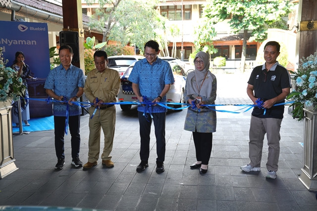 (Ki-ka) Sigit Djokosoetono-Deputy CEO, Bernadus Sigit Sugiarto-Ketua Pengurus Kosti Solo, Adrianto Djokosoetono - CEO PT Blue Bird Tbk, Purwanti-KA Dishub. (Foto: Dok. Bluebird Group)