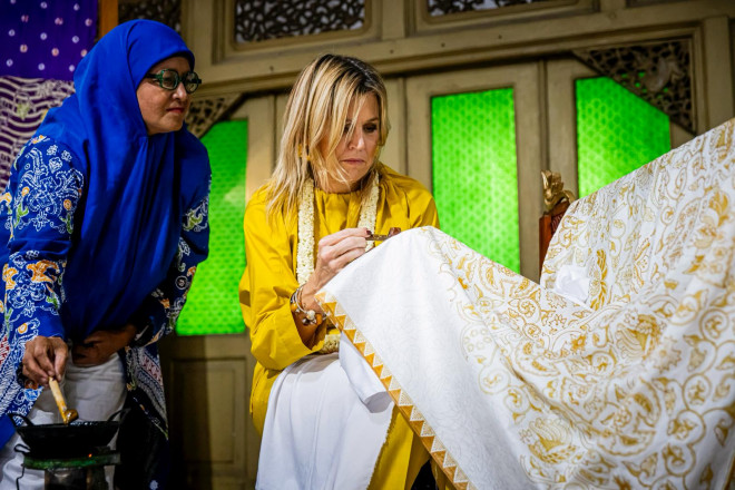 Ratu Belanda Máxima Zorreguieta membatik. Foto: Amartha