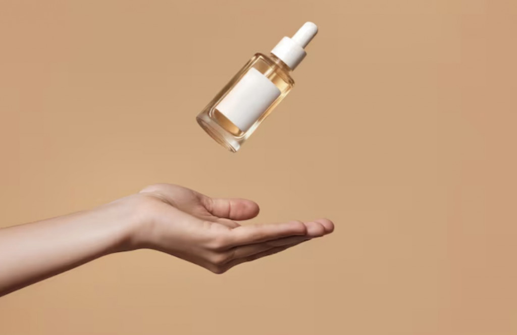 Body serum dan body oil adalah dua pilihan populer yang bisa membantu kulit kamu tetap sehat, cerah, dan lembap. Ilustrasi Freepik