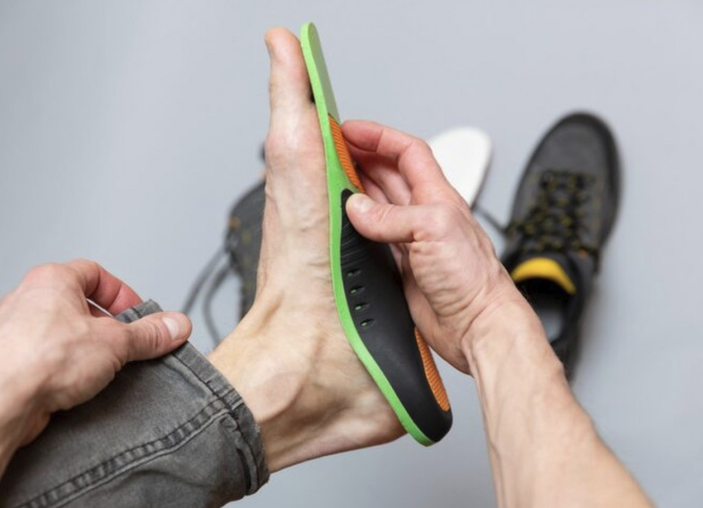 Ukuran sepatu Amerika Serikat (US) biasanya diberi dalam angka yang merepresentasikan panjang kaki dalam satuan inci. Ilustrasi Freepik