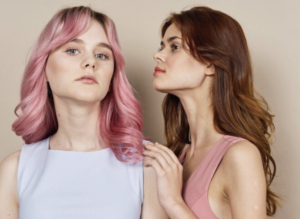 Dari nuansa lembut yang natural, hingga warna futuristik yang berkilau, pilihan warnanya begitu berani dan penuh karakter. Ilustrasi Freepik