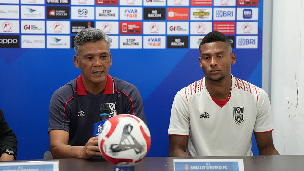 Pelatih Malut United, Hendri Susilo, dan pemain Malut United, Wbeymar Angulo (dok. Super League)