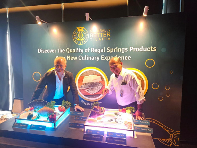 Presiden Direktur Regal Springs Indonesia Rudolf Hoeffelman (kiri). Foto: Istimewa.