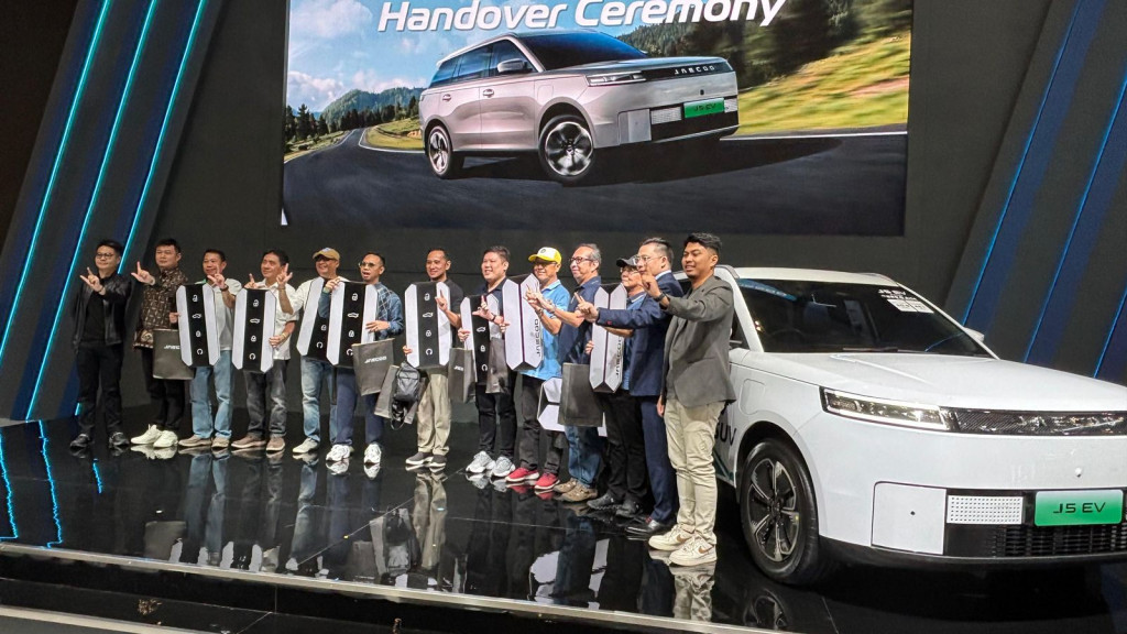 Seremoni serah terima unit Jaecoo J5 EV ke konsumen di GJAW 2025. (foto: medcom.id)