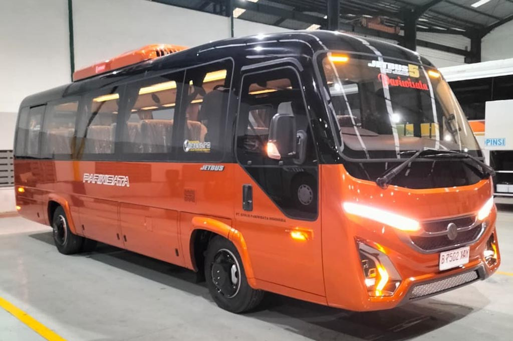 Hino serahkan Bus GB 150 L ke Kerub Pariwisata di GJAW 2025