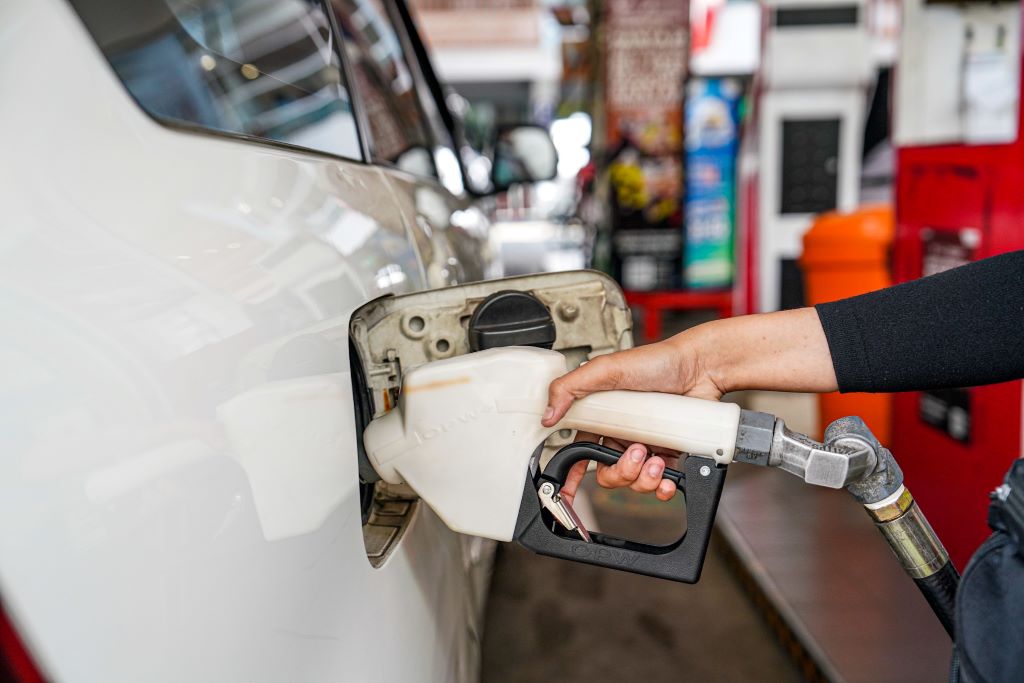 Ilustrasi pengisian BBM pertalite. Foto: Dokumen Pertamina