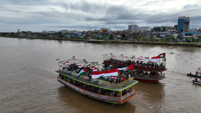 AWG dalam rangkaian Bulan Solidaritas Palestina (BSP) 2025 menggelar aksi pengibaran bendera Indonesia-Palestina di aliran Sungai Kapuas (Foto: Istimewa)