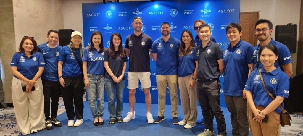 Bek legendaris Chelsea, Gary Cahill, berkunjung ke Ascott Sudirman (Medcom.id/Gregorius Gelino)