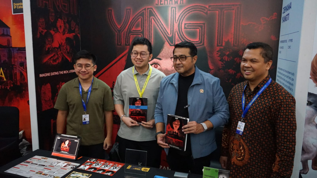 Menteri Ekraf Teuku Riefky Harsya di booth Jemawa Yangti, JAFF Market 2025