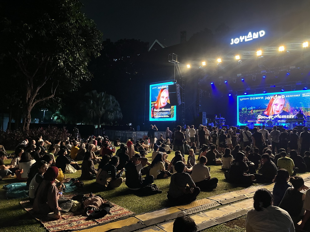 Sejumlah penonton duduk sembari menunggu artis yang akan tampil di Joyland Sessions 2025 (29/11) (Foto: Medcom/Ratu)