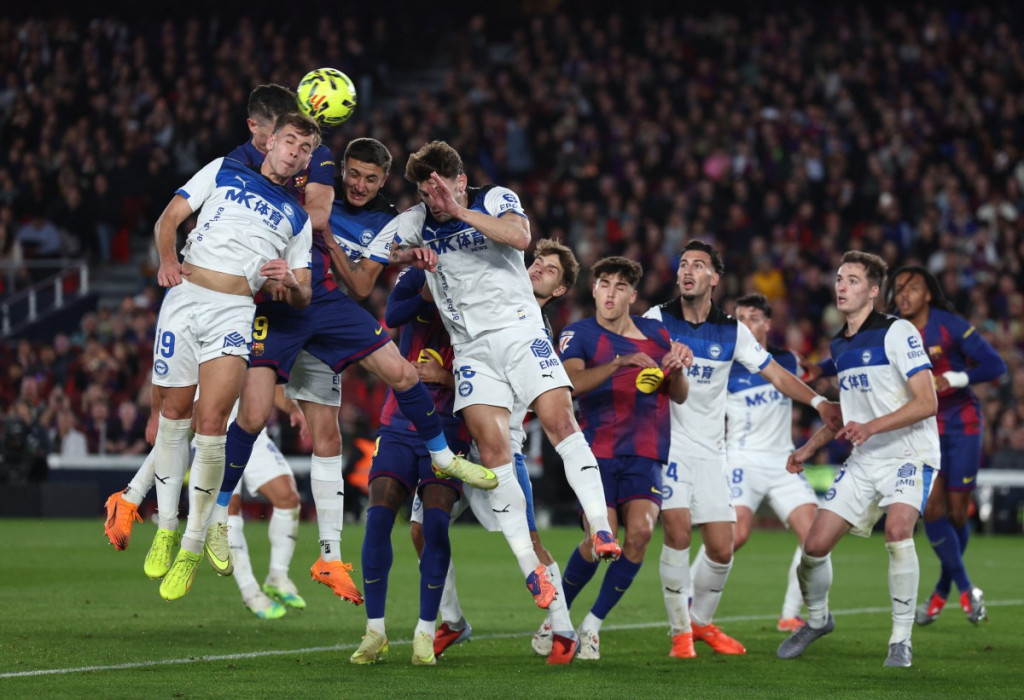 Suasana laga Barcelona vs Alaves. (Foto: JOSEP LAGO / AFP)