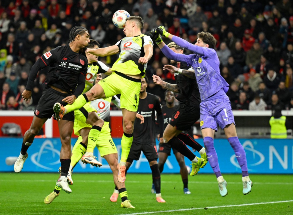 Suasana laga Bayer Leverkusen vs Dortmund. (Foto: INA FASSBENDER / AFP)