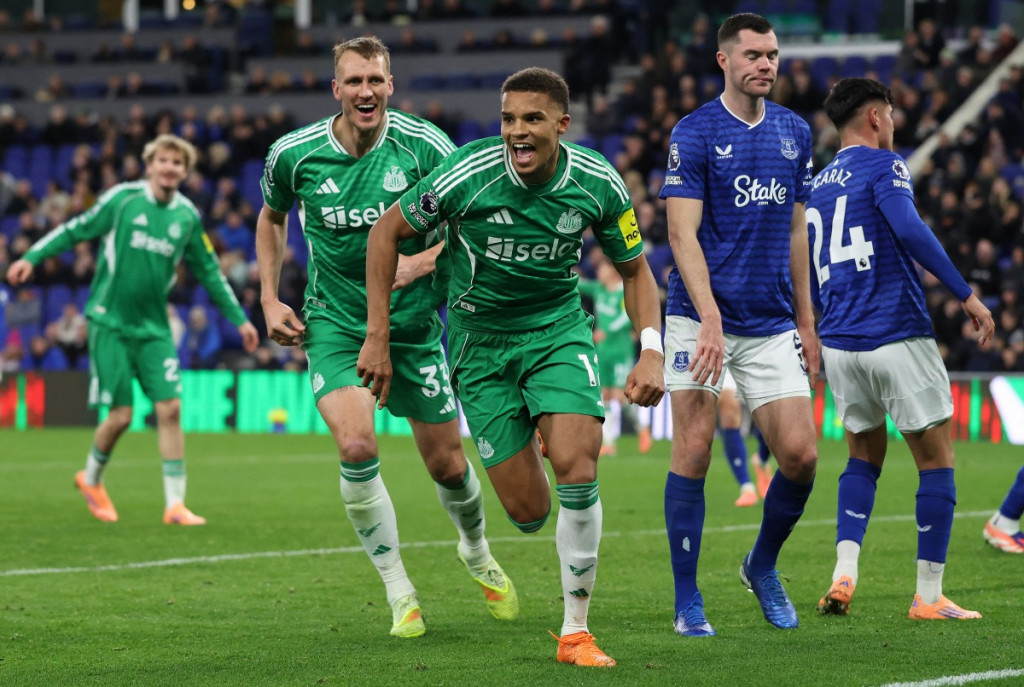 Suasana laga Everton vs Newcastle United. (Foto: DARREN STAPLES / AFP)