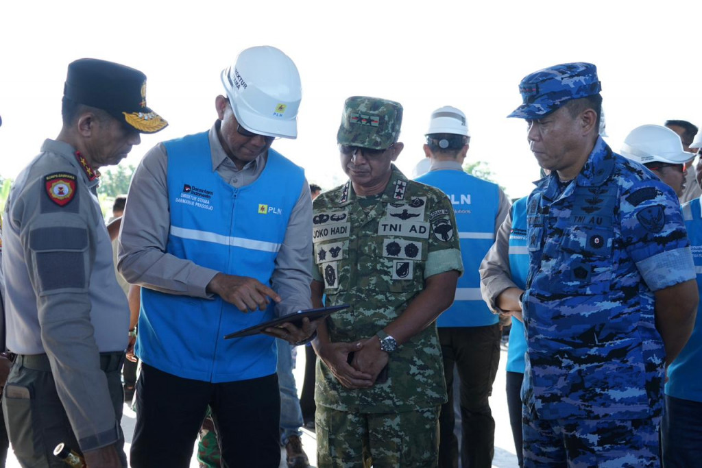 Direktur Utama PLN, Darmawan Prasodjo (kedua dari kiri) bersama Panglima Komando Daerah Militer Iskandar Muda, Mayor Jenderal TNI Joko Hadi Susilo (kedua dari kanan), Komandan Pangkalan TNI Angkatan Udara Sultan Iskandar Muda, Kolonel Nav Sudaryanto, S.M.