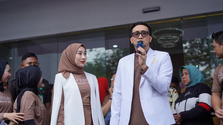 dr. Reza Gladys Dirikan Yayasan untuk Bantu Masyarakat Daerah Terpencil