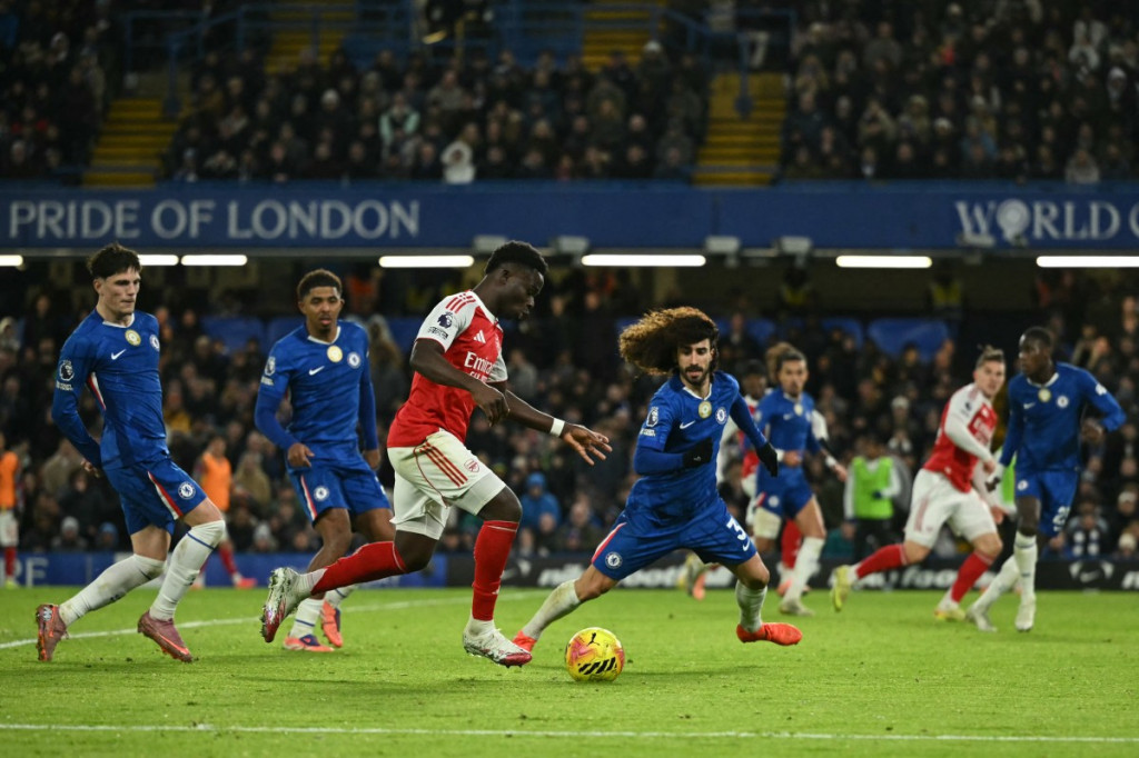 Bukayo Saka dikepung pemain Chelsea saat pertandingan vs Arsenal di Liga Inggris (AFP/Justin Tallis)