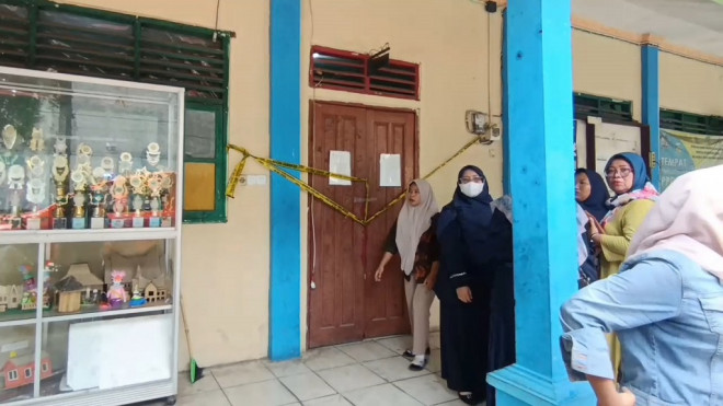 Ruang guru tempat korban W ditemukan di garis polisi. MTVN/Yurike Budiman