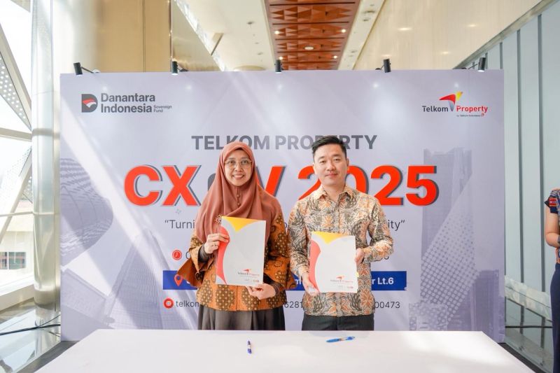 Direktur Bisnis Telkom Property Amini Kusumawati (kiri) dan CEO V-Green Indonesia Mai Truong Giang (kanan) saat melakukan penandatanganan (MoU) terkait kerja sama pengembangan Stasiun Pengisian Kendaraan Listrik Umum (SPKLU) di berbagai wilayah Indonesia 