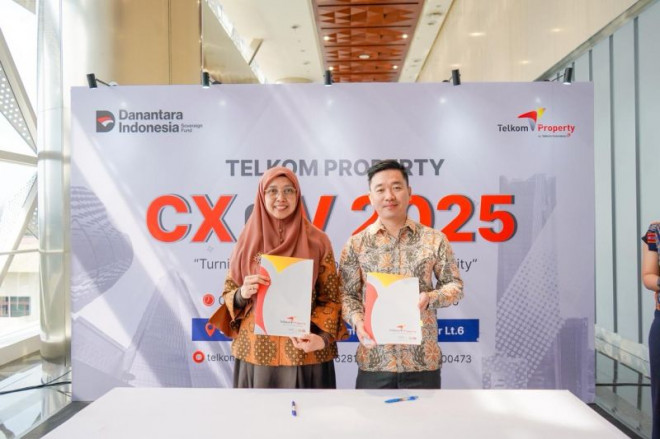 Direktur Bisnis Telkom Property Amini Kusumawati (kiri) dan CEO V-Green Indonesia Mai Truong Giang (kanan) saat melakukan penandatanganan (MoU) terkait kerja sama pengembangan Stasiun Pengisian Kendaraan Listrik Umum (SPKLU) di berbagai wilayah Indonesia 