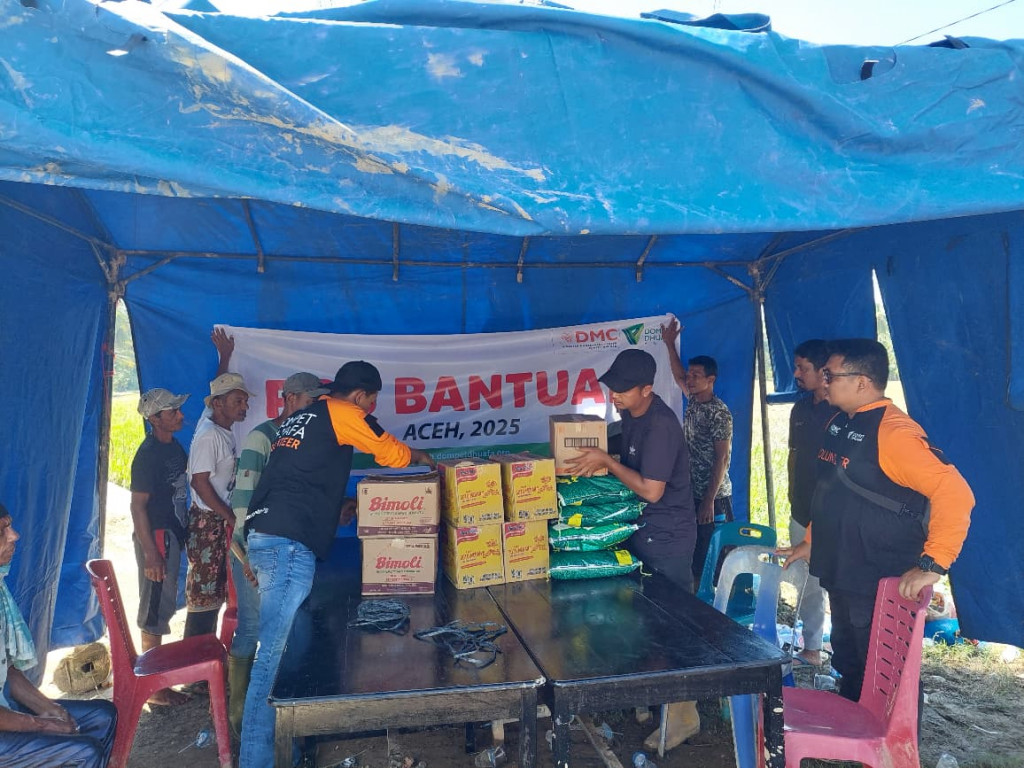 Disaster Management Center (DMC) dan Dompet Dhuafa Aceh mendistribusikan bantuan bagi penyintas banjir yang melanda Kabupaten Bireuen. 