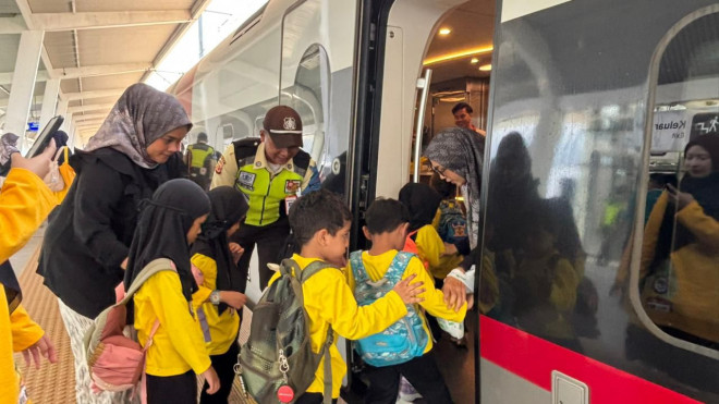 Siswa naik kereta cepat Whoosh. Foto: KCIC