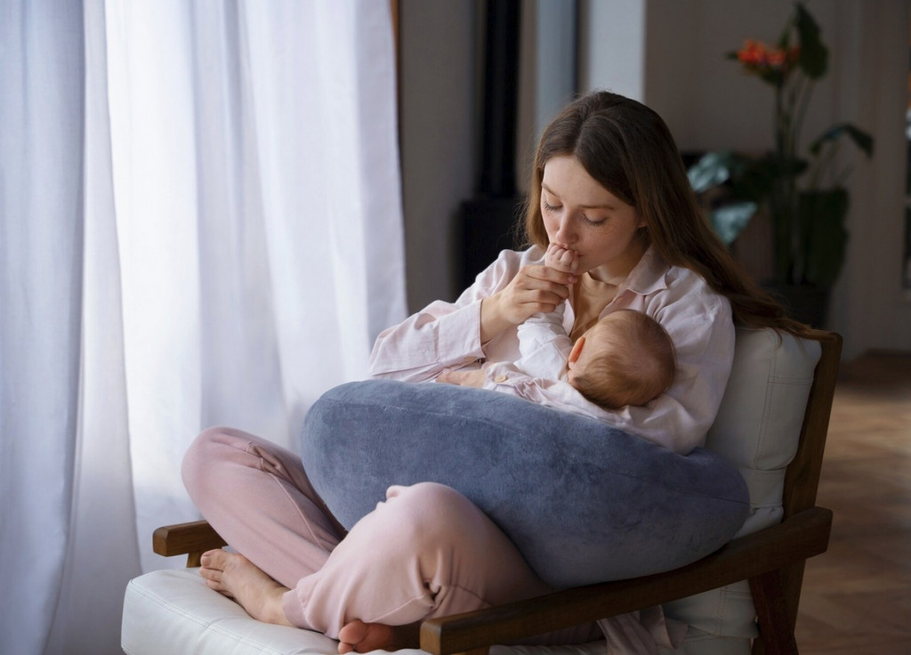 Setelah bayi diperbolehkan pulang dari rumah sakit, Moms perlu menyiapkan pola pemberian Air Susu Ibu yang sesuai dengan kebutuhan bayi prematur. Ilustrasi Freepik