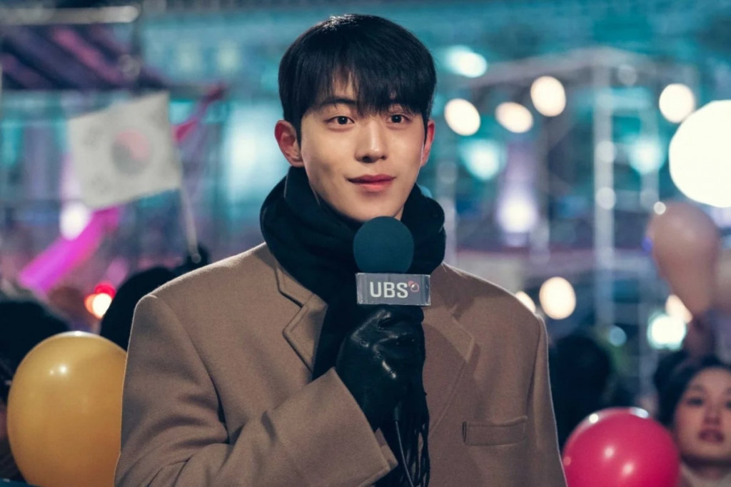 Nam Jo Hyuk memerankan Baek Yi Jin dalam drama Twenty Five, Twenty One. Karakternya berprofesi sebagai seorang jurnalis. Foto: Netflix
