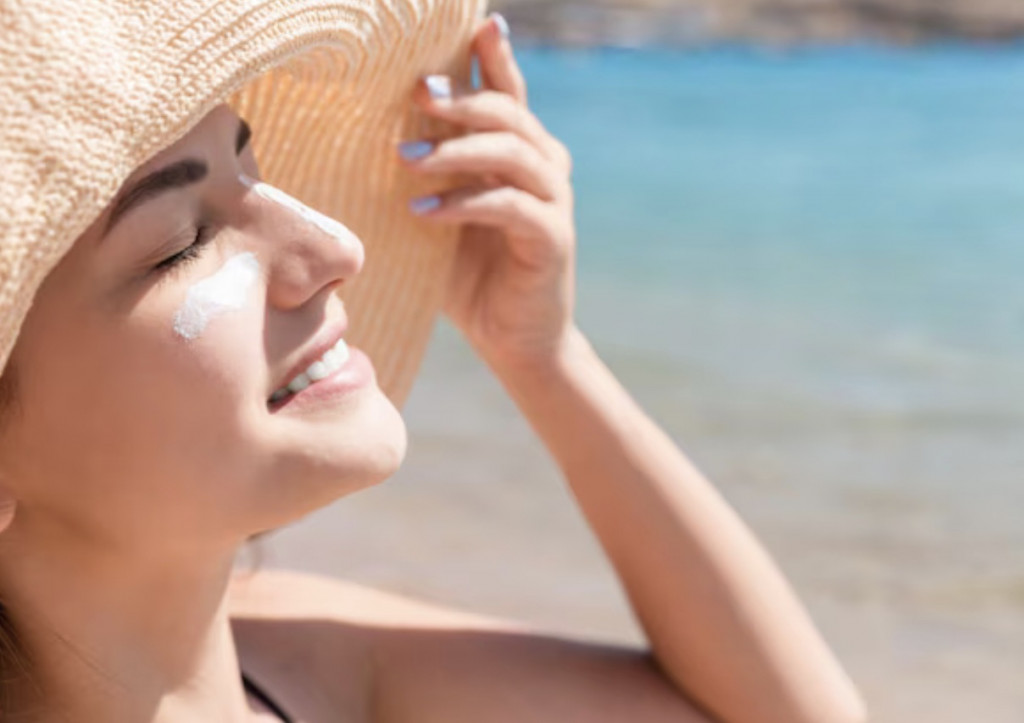 Penggunaan rutin setiap hari, bahkan saat tidak beraktivitas di luar ruangan, dapat memperlambat tanda-tanda penuaan. Ilustrasi Freepik