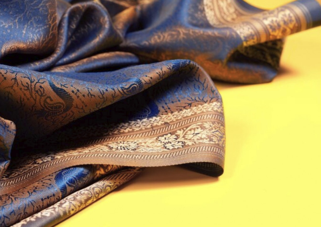 Membersihkan selendang vintage ini penting untuk menghilangkan noda yang mungkin sudah lama. Ilustras Freepik