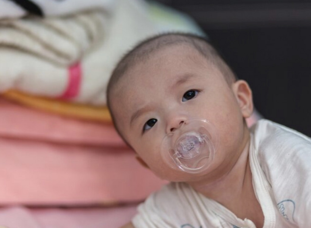 Biasanya terbuat dari silikon atau karet, empeng membantu bayi merasa lebih tenang dan nyaman. Ilustrasi Freepik