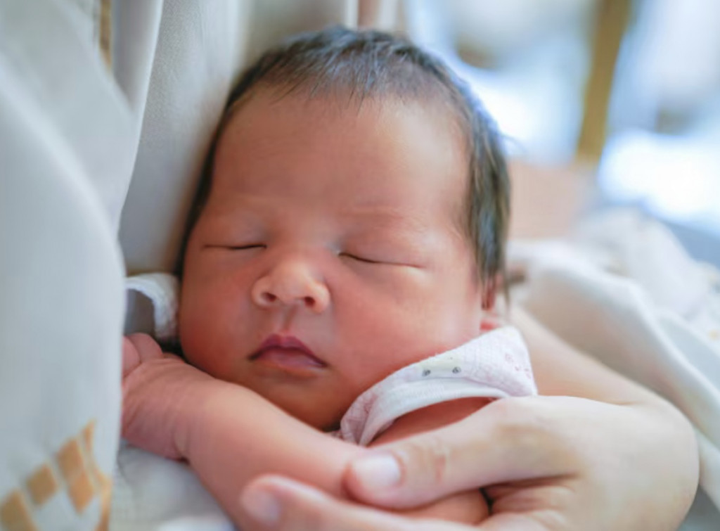 Bayi kamu akan merasa tenang oleh kehangatan tubuh kamu. Ilustrasi Freepik