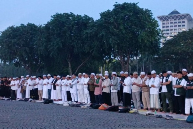 Peserta Reuni Akbar 212 menggelar shalat berjamaah di kawasan Monsa, Jakarta, Selasa (2/12/2025). (dok. antara)