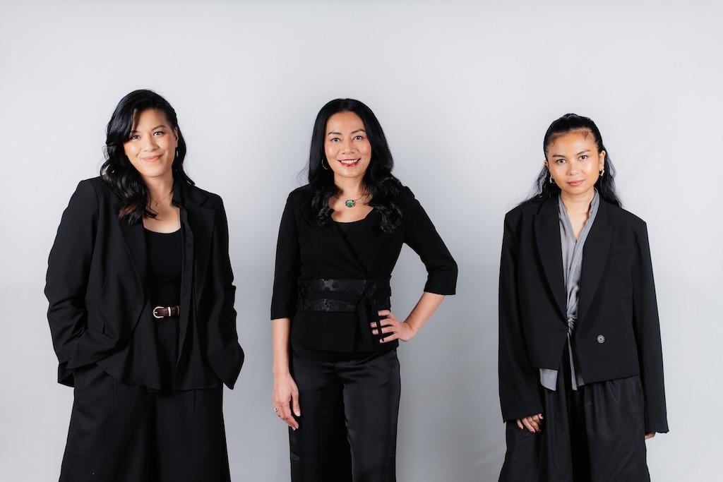 Dee Lestari bersama Kamila Andini dan Sabrina Rochelle Kalangie (Foto: Netflix)