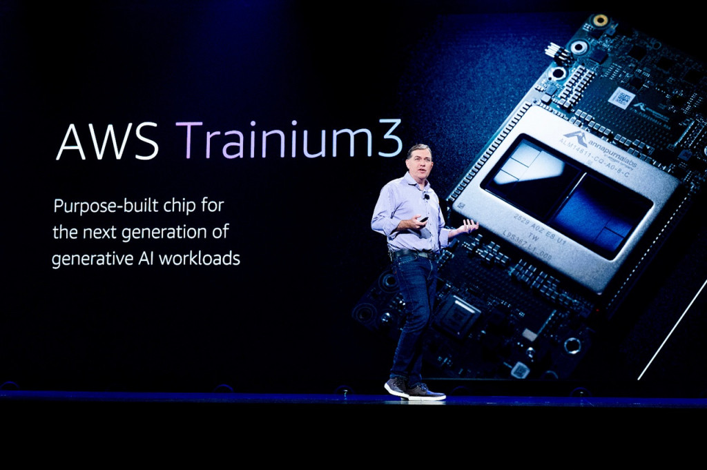 CEO Amazon Web Services (AWS) Matt Garman saat mengumumkan Trainium 3 di re:Invent 2025