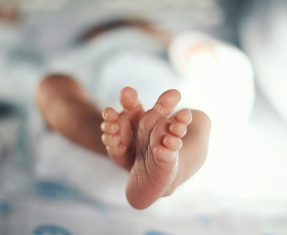  Kontak kulit-ke-kulit juga membantu mengatur suhu, pernapasan, dan detak jantung bayi si kecil. (Foto: Ilustrasi/Dok. Unsplash.com)