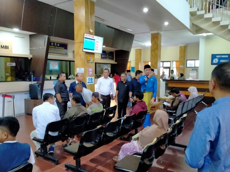 Komisi II DPRD Provinsi Jambi saat meninjau Samsat Kota Jambi, Selasa (7/1/2020). DPRD Jambi