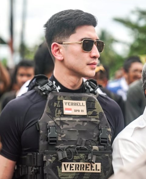   Verrel memberikan penjelasan bahwa alasan mengenakan rompi tactical vest. (Foto: Dok. Instagram Verrell Bramasta/@bramastavrl)
