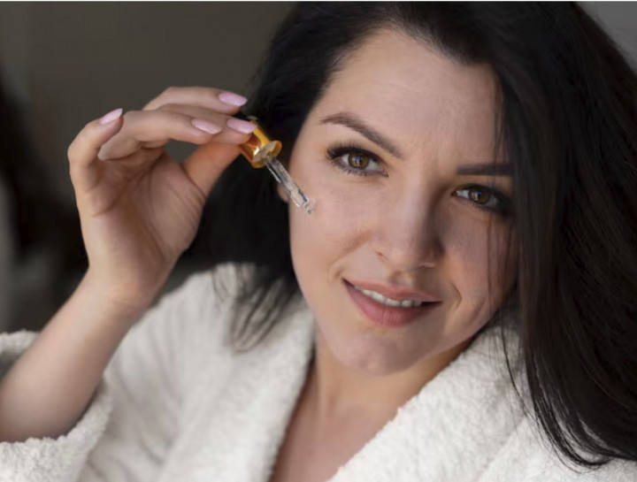 Rekomendasi Serum Memudarkan Flek Hitam untuk Usia 50an, Bikin Awet Muda!