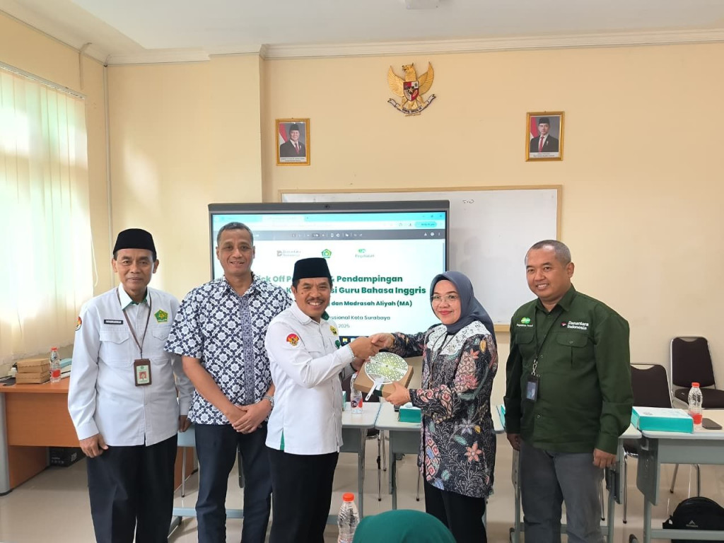 Pelatihan guru di program Gerakan Menggunakan Bahasa Arab dan Inggris