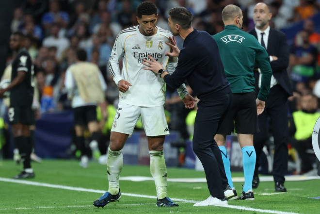 Pelatih Real Madrid, Xabi Alonso, memberi instruksi kepada gelandangnya, Jude Bellingham (AFP/Thomas Coex)