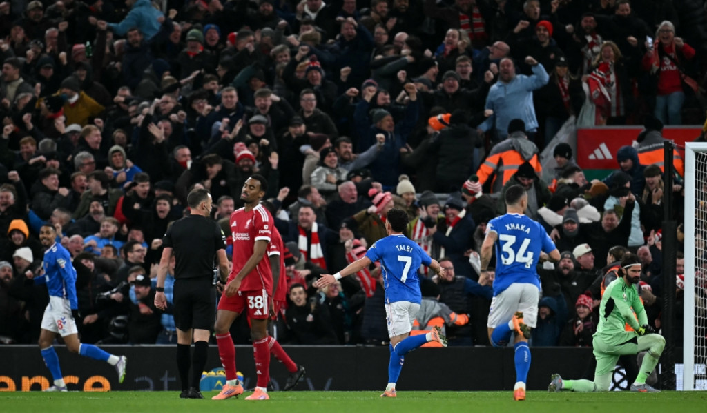 Gelandang Sunderland, Chemsdine Talbi, merayakan golnya ke gawang Liverpool (AFP/Paul Ellis)