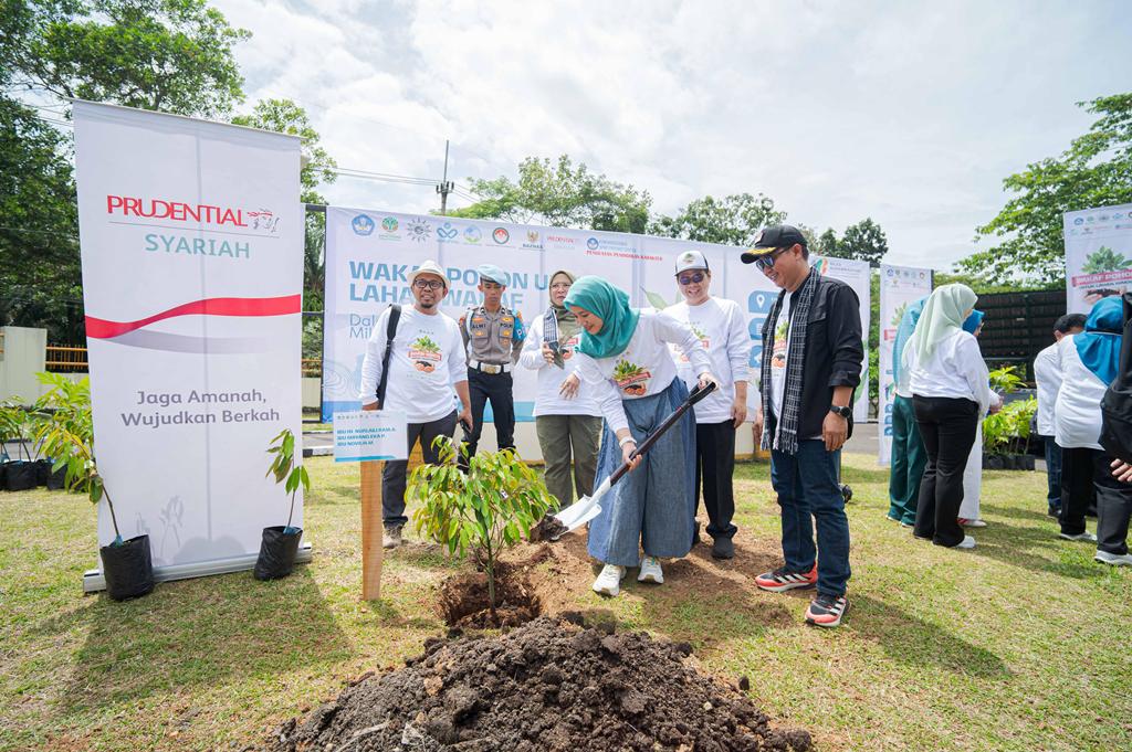 Peringati Hari Menanam Pohon Nasional, Prudential Syariah dan MPW PP Muhammadiyah Tanam 1.113 Pohon di Banten. Dok. Ist