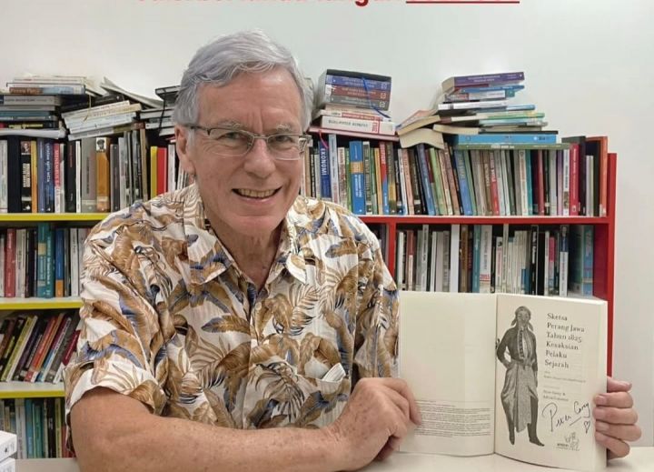 Penulis buku sekaligus sejarawan, Peter Carey. Foto: Instagram @peterbrcarey.