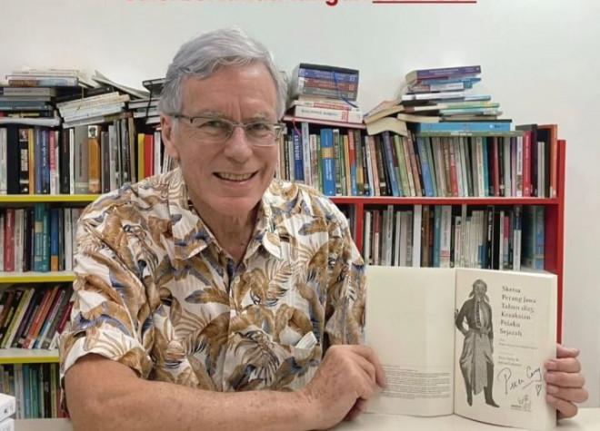 Penulis buku sekaligus sejarawan, Peter Carey. Foto: Instagram @peterbrcarey.