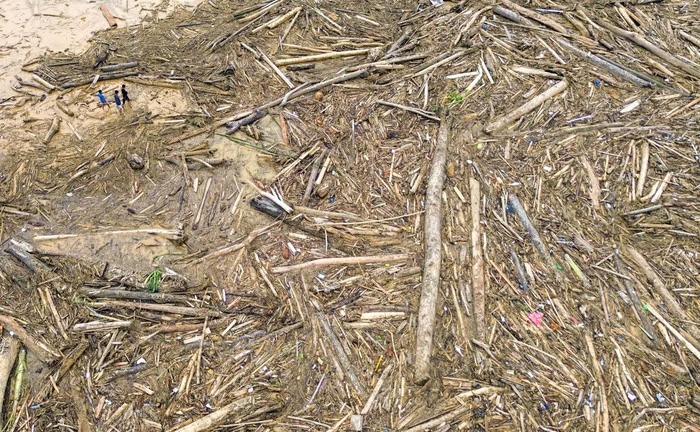 Foto udara potongan kayu gelondongan yang bertumpuk di pantai Air Tawar, Padang, Sumatera Barat .(Dok.Antara)