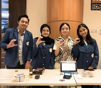 Mahasiswa Unair dan inovasi Colsense. Foto: Unair